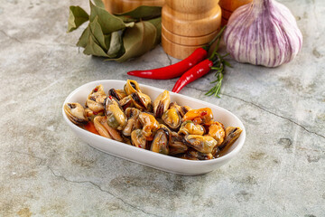 Canned mussels in oil and spices