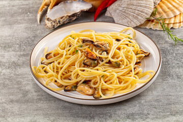 Pasta spaghetti with mussels and oil