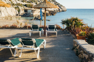 parasols et transats sur une plage de Majorque. Vacances aux Bal&eacute;ares. Chaise longue face &agrave; la mer m&eacute;diterran&eacute;e.