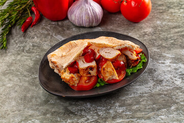 Pita with chicken and vegetables