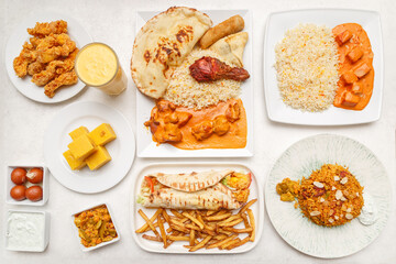 Ensemble de plats indiens et sri-lankais – Roti, Kottu, Tandoori, Butter Chicken, Rolls, Biryani sur table blanche. Concept restaurant. 