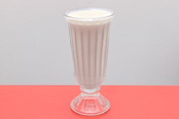 Lassi sucré dans un verre. Boisson indienne