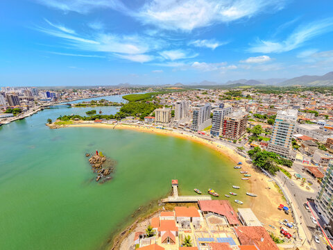 imagem a&eacute;rea da prainha de Muqui&ccedil;aba com a Praia do Morro e o Centro de Guarapari em um dia de ver&atilde;o incr&iacute;vel. 