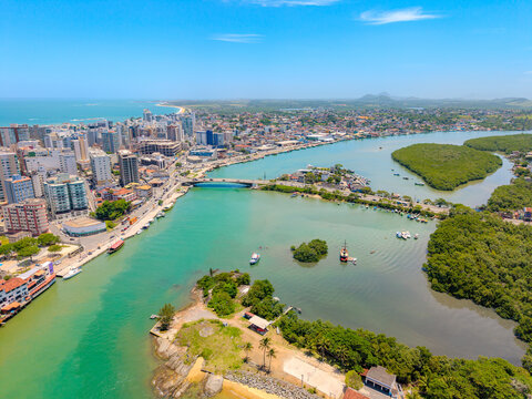 imagem a&eacute;rea da prainha de Muqui&ccedil;aba com a Praia do Morro e o Centro de Guarapari em um dia de ver&atilde;o incr&iacute;vel. 