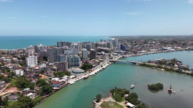 imagem a&eacute;rea da prainha de Muqui&ccedil;aba com a Praia do Morro e o Centro de Guarapari em um dia de ver&atilde;o incr&iacute;vel. 