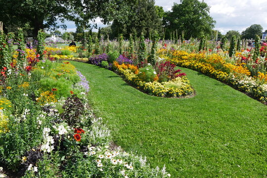 Gro&szlig;es Blumenbeet mit Sommerblumen im egapark Erfurt