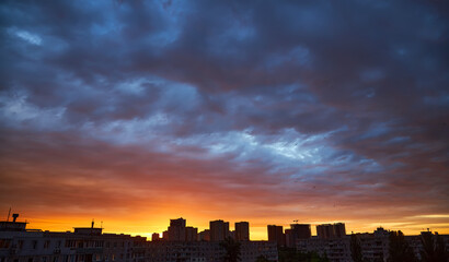 Naklejka premium Spectacular panoramic sunset sky over a city skyline.