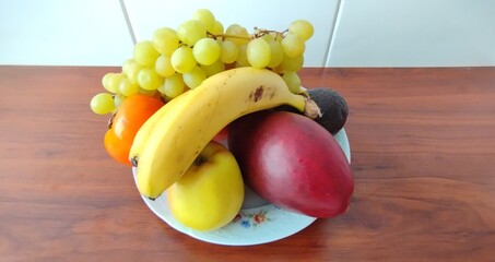 Bodeg&oacute;n de fruta fresca variada. Fuente de vitaminas.