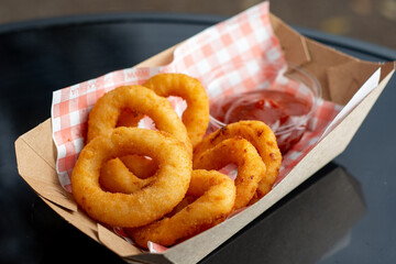 Deep-fried onion rings and sauce