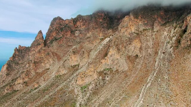 g&oacute;ra w chmurach czerwone szczyty Monte Cofano