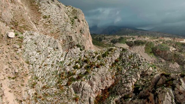 g&oacute;ra w chmurach czerwone szczyty Monte Cofano
