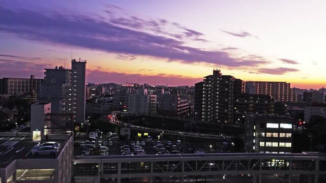 日本の普通の街の交通イメージ　タイムラプス　夕方から暗くなるまで