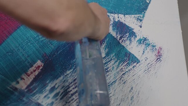 Wasser wird mit einer Spr&uuml;hflasche auf bemalte Leinwand gespr&uuml;ht &ndash; k&uuml;nstlerischer Mixed-Media-Effekt mit Texturver&auml;nderung, Acrylfarbe und kreativem Malprozess