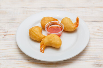 Beignets de crevettes sur assiette blanche. Cuisine asiatique. Traiteur asiatique.