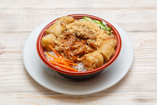 B&ograve; b&uacute;n au b&oelig;uf sur assiette blanche. Cuisine vietnamienne. Traiteur vietnamien. Bobun boeuf