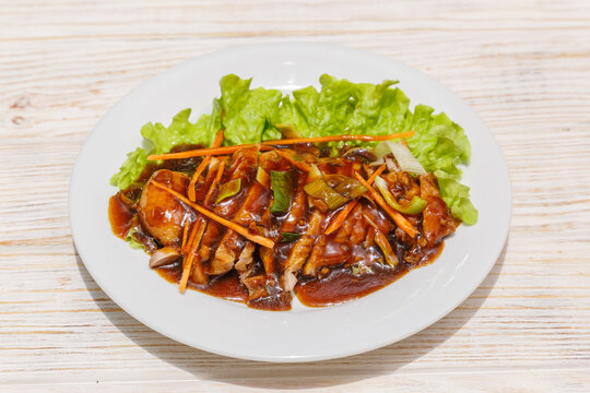 Canard laqu&eacute; sur assiette blanche. Cuisine chinoise. Traiteur chinois.