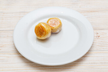 Tartelettes au soja sur assiette blanche. Dessert chinois. Traiteur chinois.