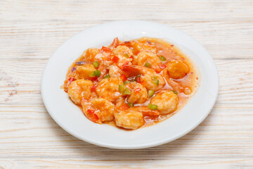 Crevettes à la sauce piquante sur assiette blanche. Cuisine asiatique. Traiteur asiatique.