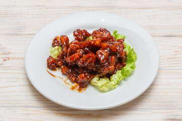 Porc caramel sur assiette blanche. Cuisine asiatique. Traiteur asiatique.