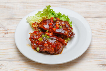 Poulet du chef sur assiette blanche. Cuisine chinoise. Traiteur chinois.