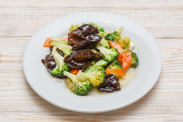 Salade de brocolis sur assiette blanche. Cuisine chinoise. Traiteur chinois.