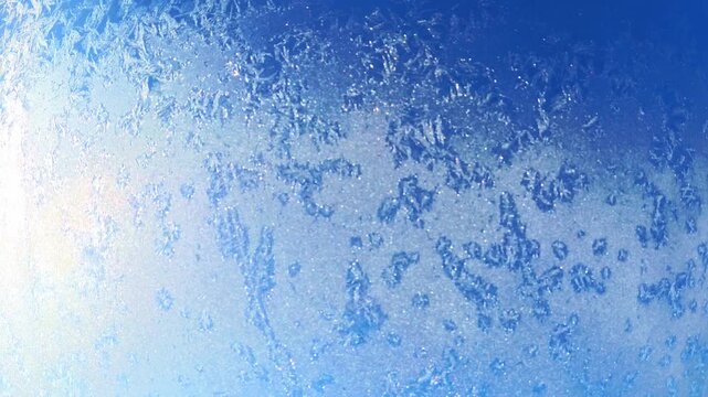 auftauende glitzernde Eiskristalle auf Fensterscheibe &ndash; Magie des Winters, perfektes Video f&uuml;r frostige Sch&ouml;nheit und winterliche Stimmung, Natur, Jahreszeit, Eisblumen, K&auml;lte, Klimawandel, Schnee
