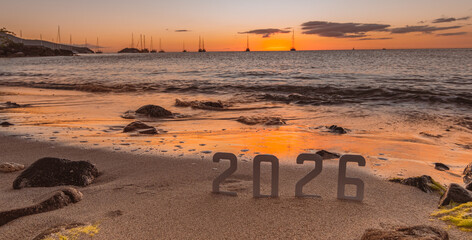 Bonne année 2026 : concept de nouvelle année 2026 avec un lever de soleil sur la plage et les chiffres 2026.