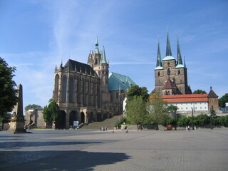 Domplatz in Erfurt mit Dom und Severikirche und Obelisk
