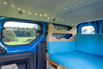 Blick in einen gemütlichen Campervan 