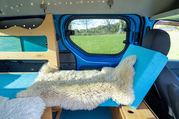 Blick in einen gemütlichen Campervan 