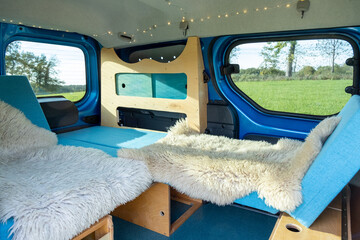 Blick in einen gemütlichen Campervan 