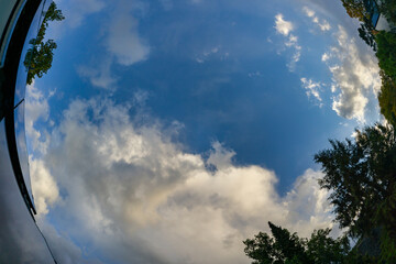 Dynamische Wolkenansicht mit Fischaugenobjektiv Himmel  und Wolken Ansicht