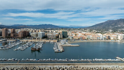 Obraz premium vista aérea del puerto de Fuengirola en un bonito día, Andalucía 