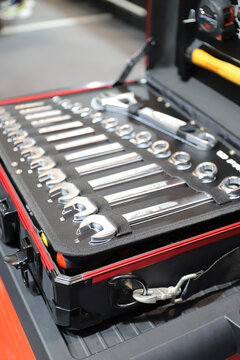 caja de herramientas y llaves combinadas