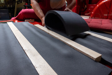 Frau isoliert den Boden eines Vans Camper van conversion 