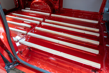 Wohnmobilausbau der Boden eines Campers wird isolier