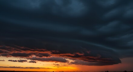 Obraz premium The dramatic movement of fast-moving storm clouds.