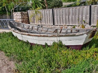 Holzboot lagert auf Gras