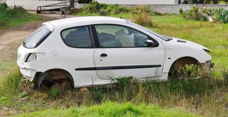 AUtowrack eines französischen Kleinwagens auf Wiese