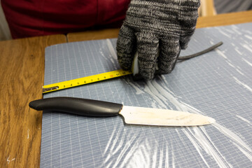 Frau misst Isolierung zu Campervanausbau 