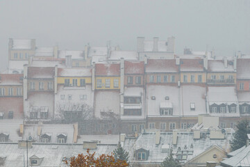 Stare miasto w Warszawie  i jego dachy pokryte pierwszym śniegiem, który spadł w listopadzie. © smoku7979