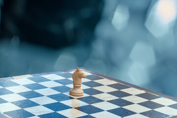 Chess knight piece standing on a chessboard, representing strategy and game challenges © Floren Horcajo