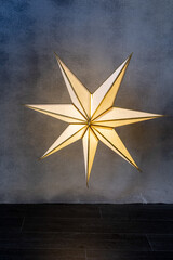 Estrella dorada sobre fondo de pared gris