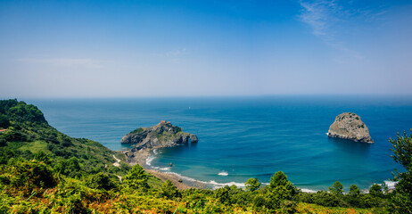 Panorama de San Juan de Gaztelugatxe patrimoine de la c&ocirc;te Basque en Espagne