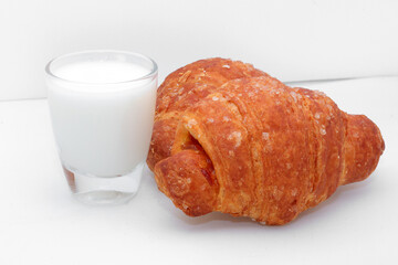 bicchiere di latte e brioche