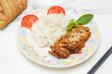 Poulet croustillant pané avec riz sur assiette blanche. Cuisine chinoise. Traiteur chinois.
