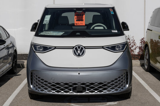 Volkswagen ID. Buzz 1st Edition 4MOTION at a dealership. VW offers the ID.Buzz with up to 234 miles of driving range. MY:2025