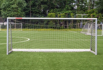 Blick auf einen Fußballplatz mit Kunstrasen während einer Trainingseinheit mit vielen aufgebauten...