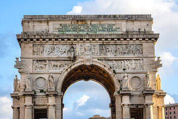 Fototapeta premium Arch of Victory (Arco della Vittoria) or Monument to the Fallen, memorial monument located in Piazza della Vittoria. GENOA, ITALY.