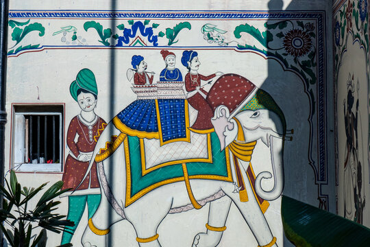 people visit historic mural paintings at Haveli at Mandawa fort